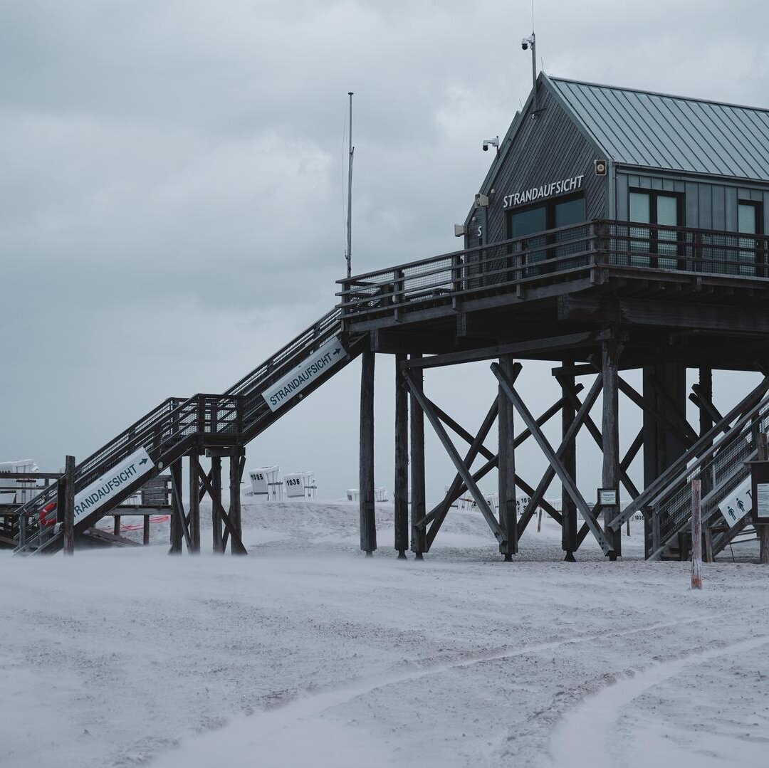 (c)TZ-SPO-Sturmflut-September2023-Ording Pfahlbau – Mehrzweckgebäude in Ording