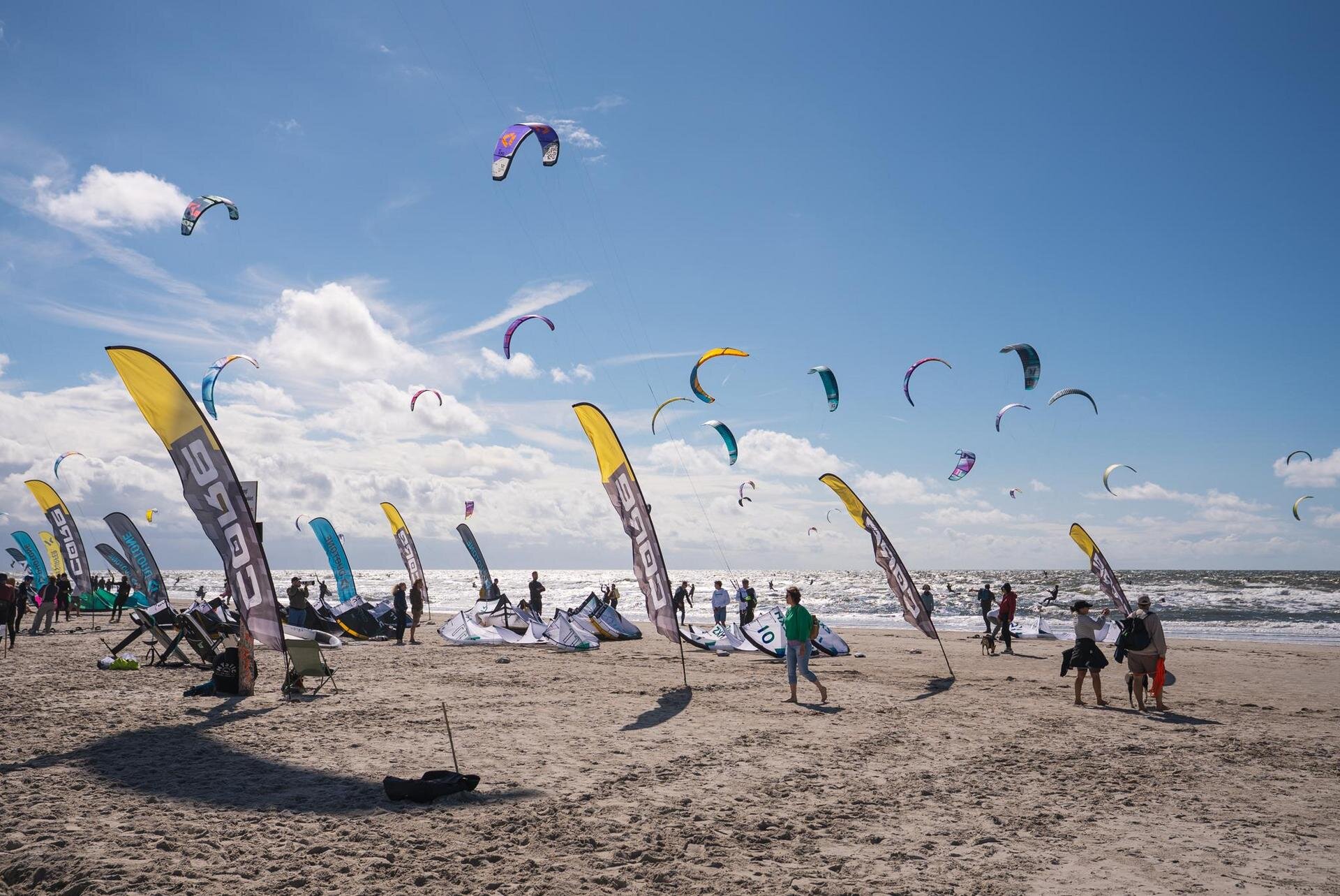 Eventbild vom Kitesurfen an der Wasserkante