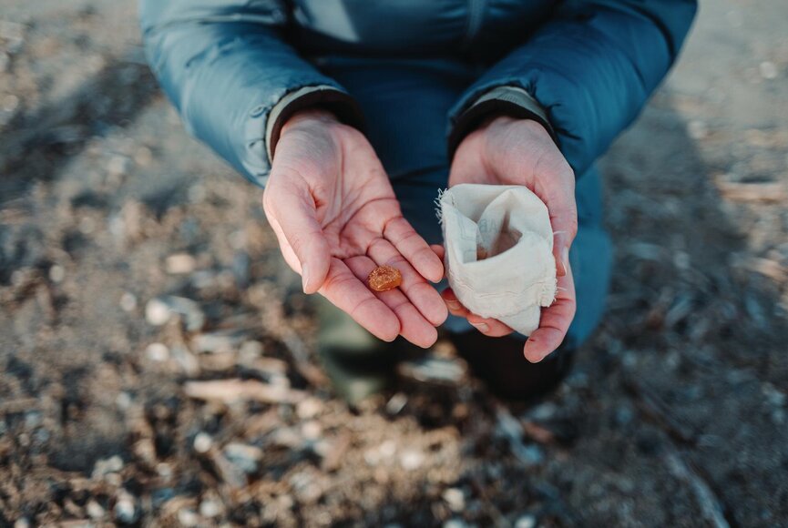 Dame hält Bernstein in einer Hand