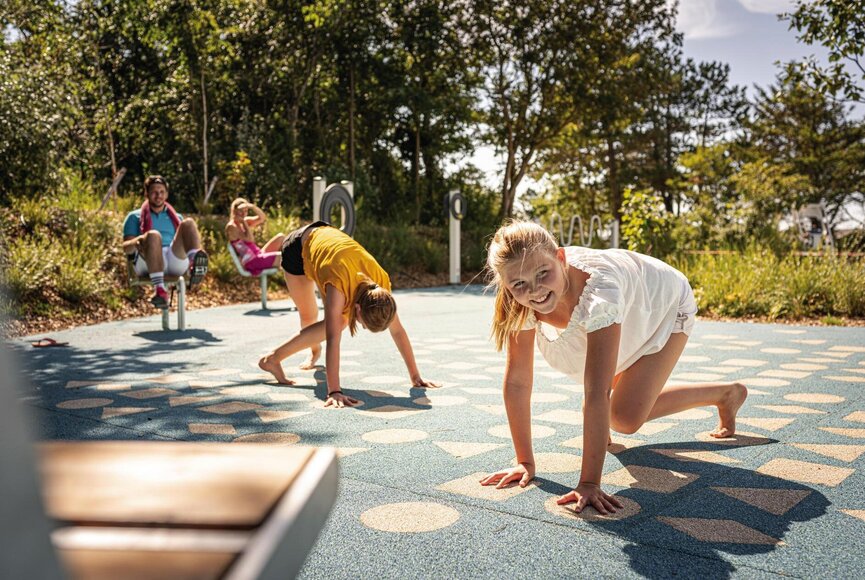 Familie beim Outdoor-Twister Spielen