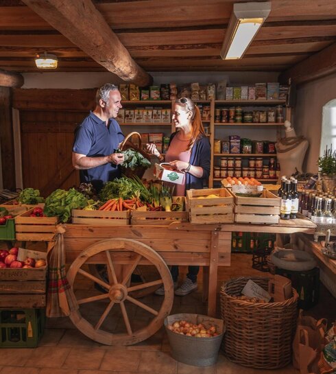 Paar kauft im Landladen ein