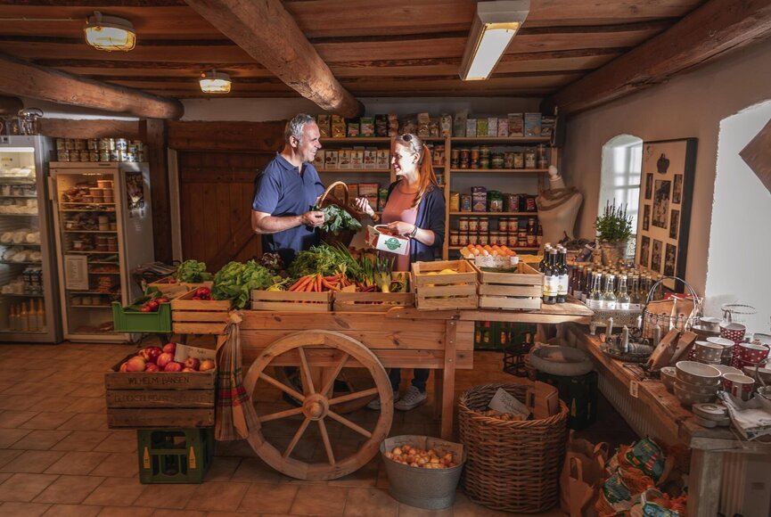 Einkaufsbummel eines Paares im Landladen Kühl