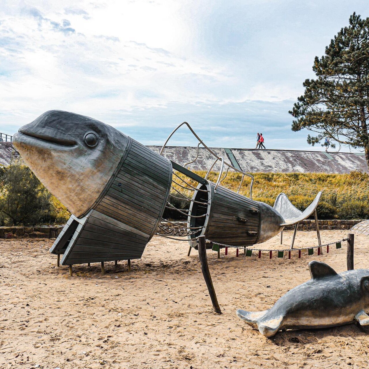 2023-09-spielplatz-schweinswal-erlebnis-promenade-tz-spo.jpg Holz-Schweinswal auf dem Spielplatz an der Erlebnispromenade