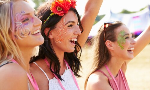 Junge Frauen mit Blumenkränzen und Festival Make-up