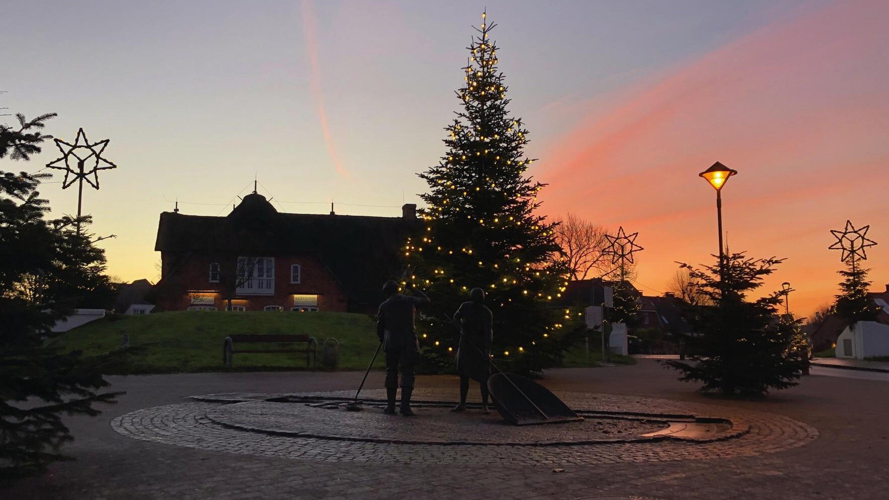Weihnachtsbaum am Marktplatz beim Sonnenaufgang