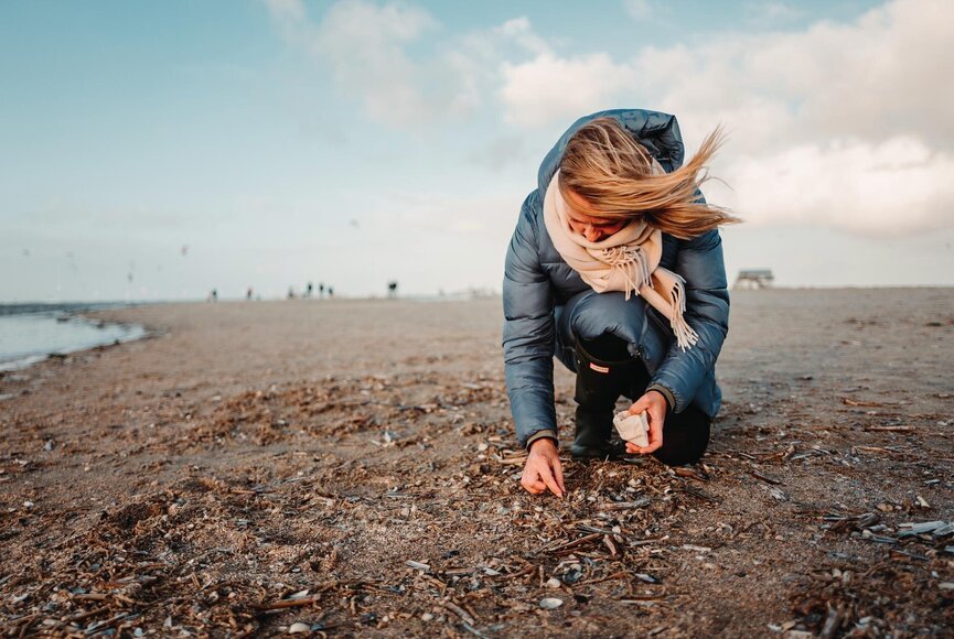 sympathische, junge Dame sucht Bernstein am Strand