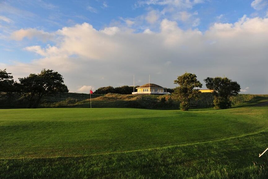 Golfplatz in Böhl mit Clubhaus im Hintergrund