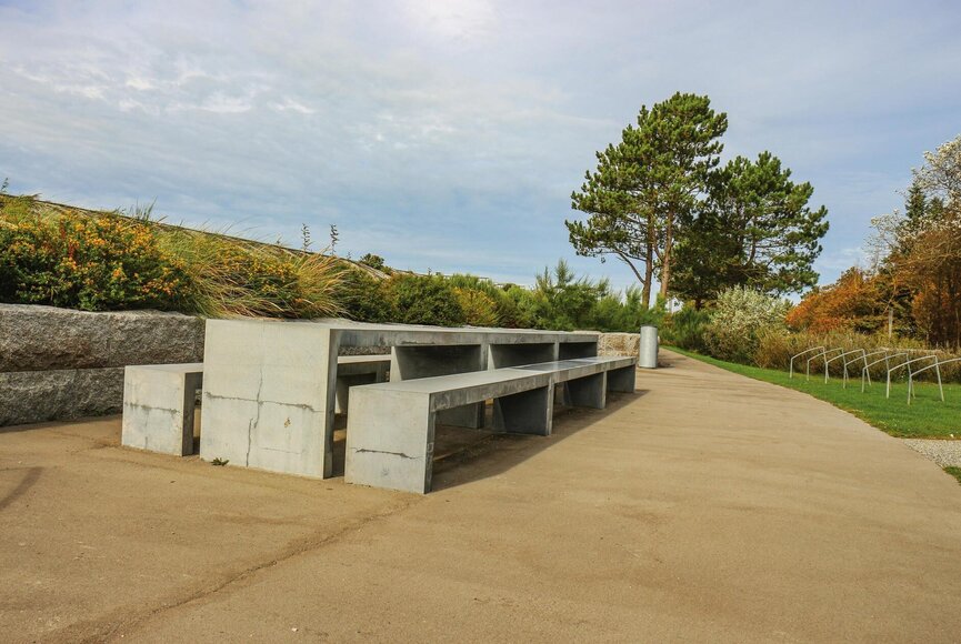 Tisch und Bänke an der Erlebnis-Promenade