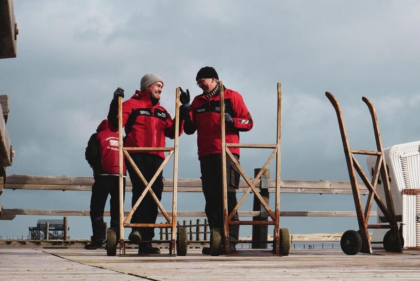 unsere Strandmitarbeiter lachen miteinander