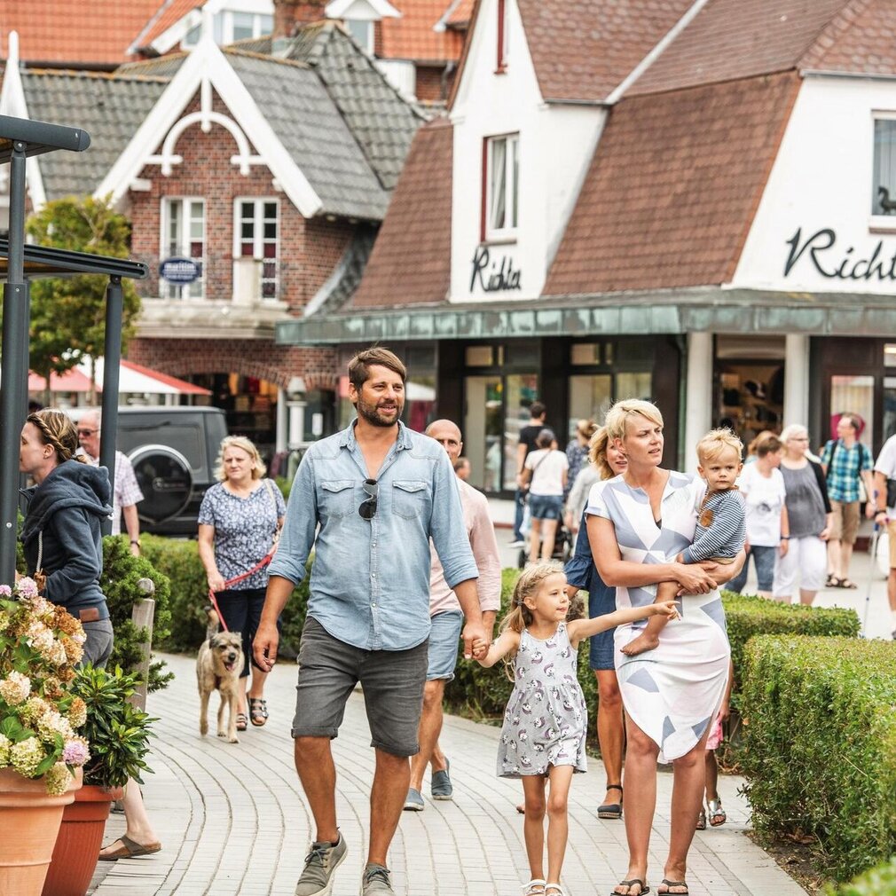 Familie beim Bummeln im Ortsteil Bad