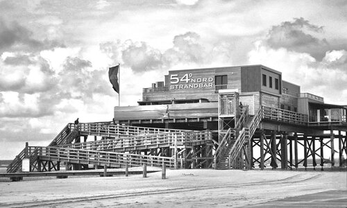 Schwarz-weiß Aufnahme der neuen Strandbar 54 Grad