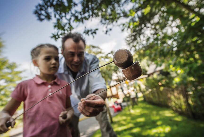 Vater und Tochter experimentieren auf dem Mars-Skipper-Hof