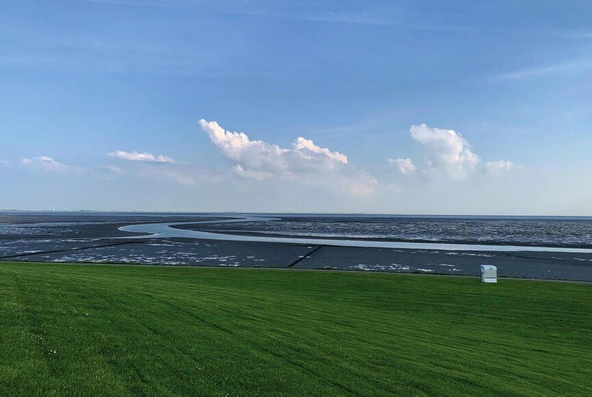 Blick vom Deich in Richtung Wattlandschaft