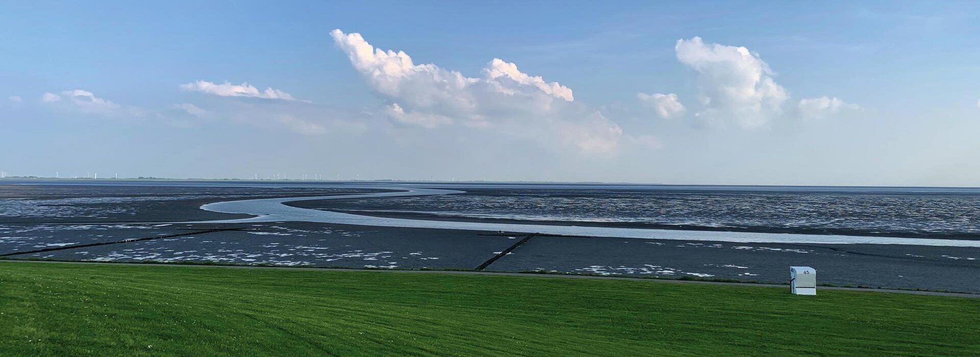 Blick vom Deich aufs Watt an der Badestelle Vollerwiek