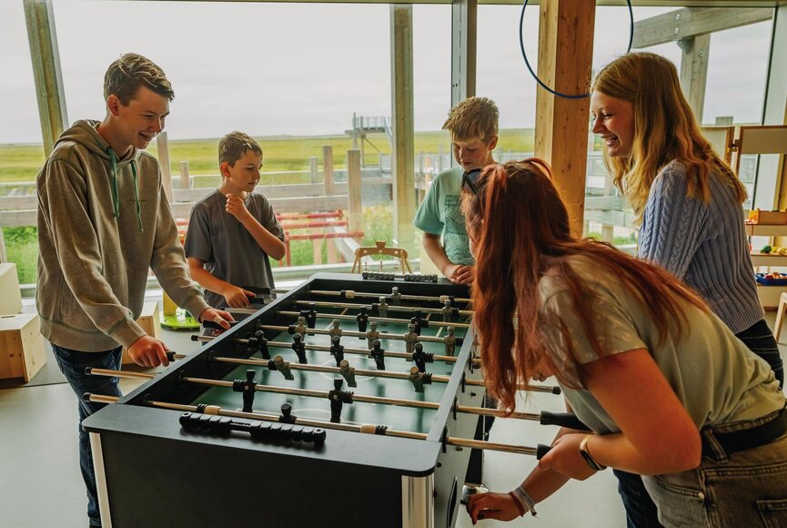 Teenager beim Kickern