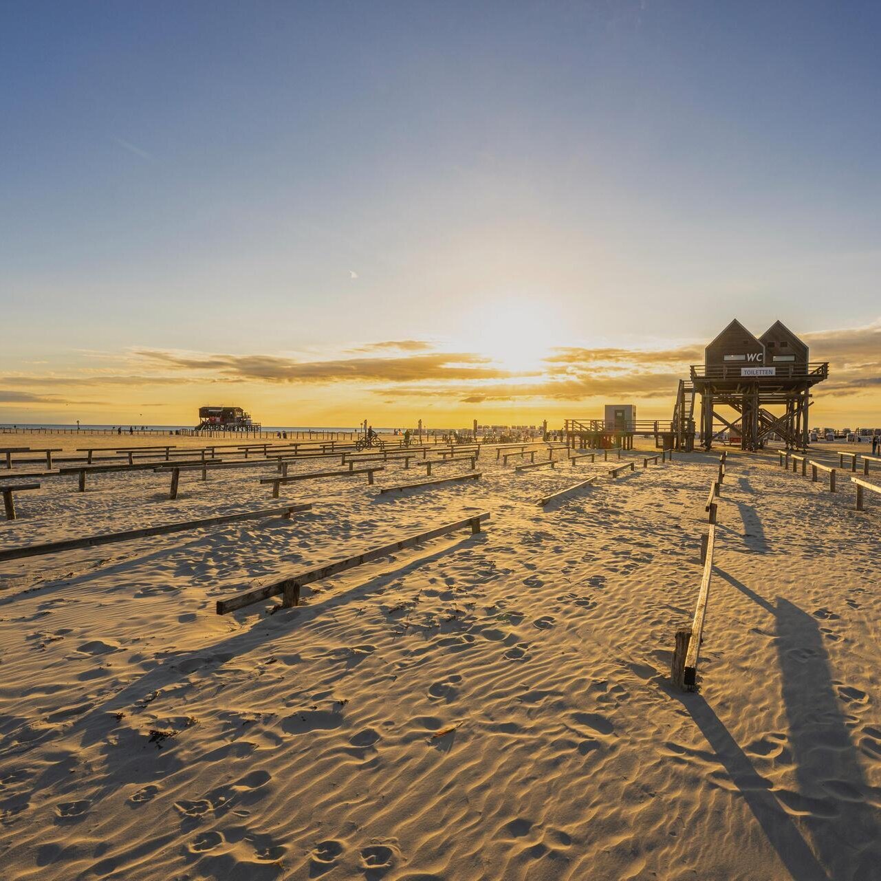 Pfahlbau am Ordinger Strand im Sonnenuntergang