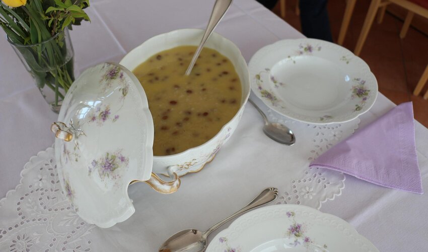 Eiderstedter Weinsuppe in typischem Geschirr