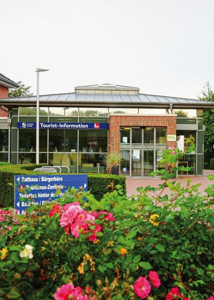 Außenansicht der Tourist-Information im Ortsteil Dorf mit großen Fensterfronten