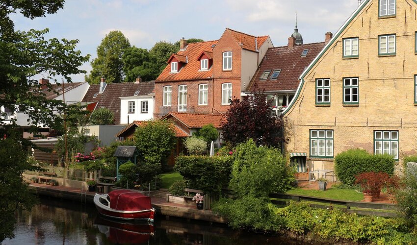 Häuser an einer Gracht in Friedrichstadt