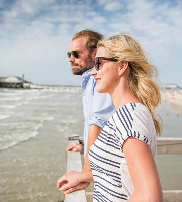 Paar macht Ausflug zum Ordinger Strand