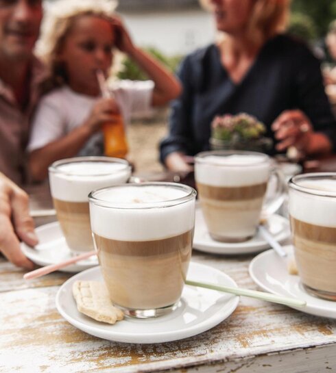 Vier Tassen in einem Cafe