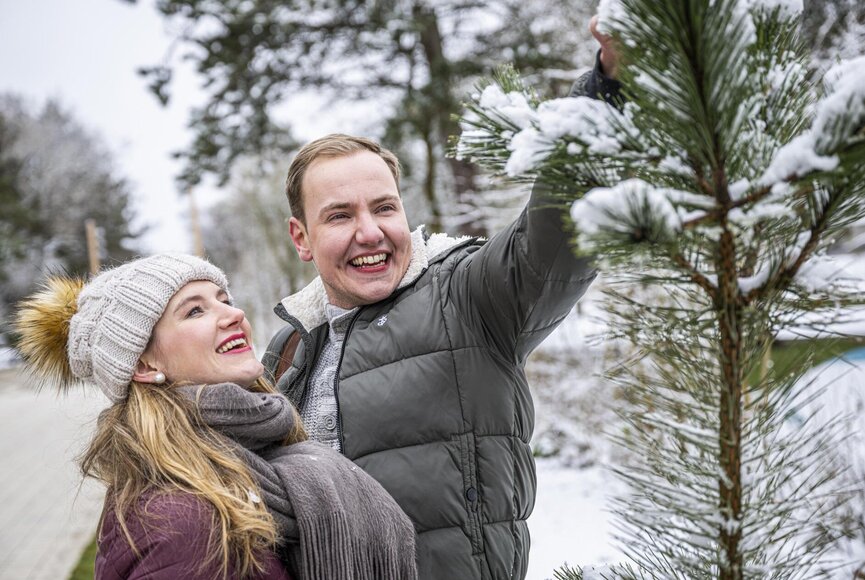 Pärchen im Schnee bedeckten Wald 