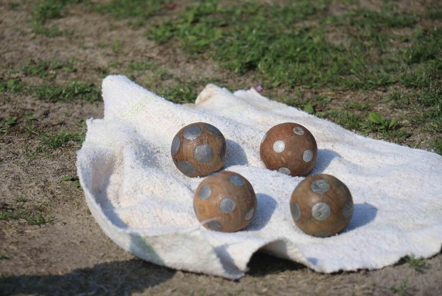 vier Boßelkugeln liegen zum Einsatz bereit