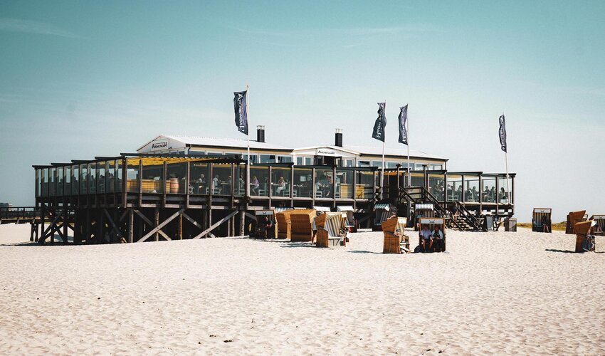 Pfahlbaurestaurant Arche Noah im Sommer