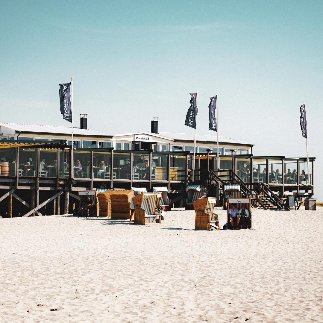 Pfahlbaurestaurant am Strandabschnitt Bad