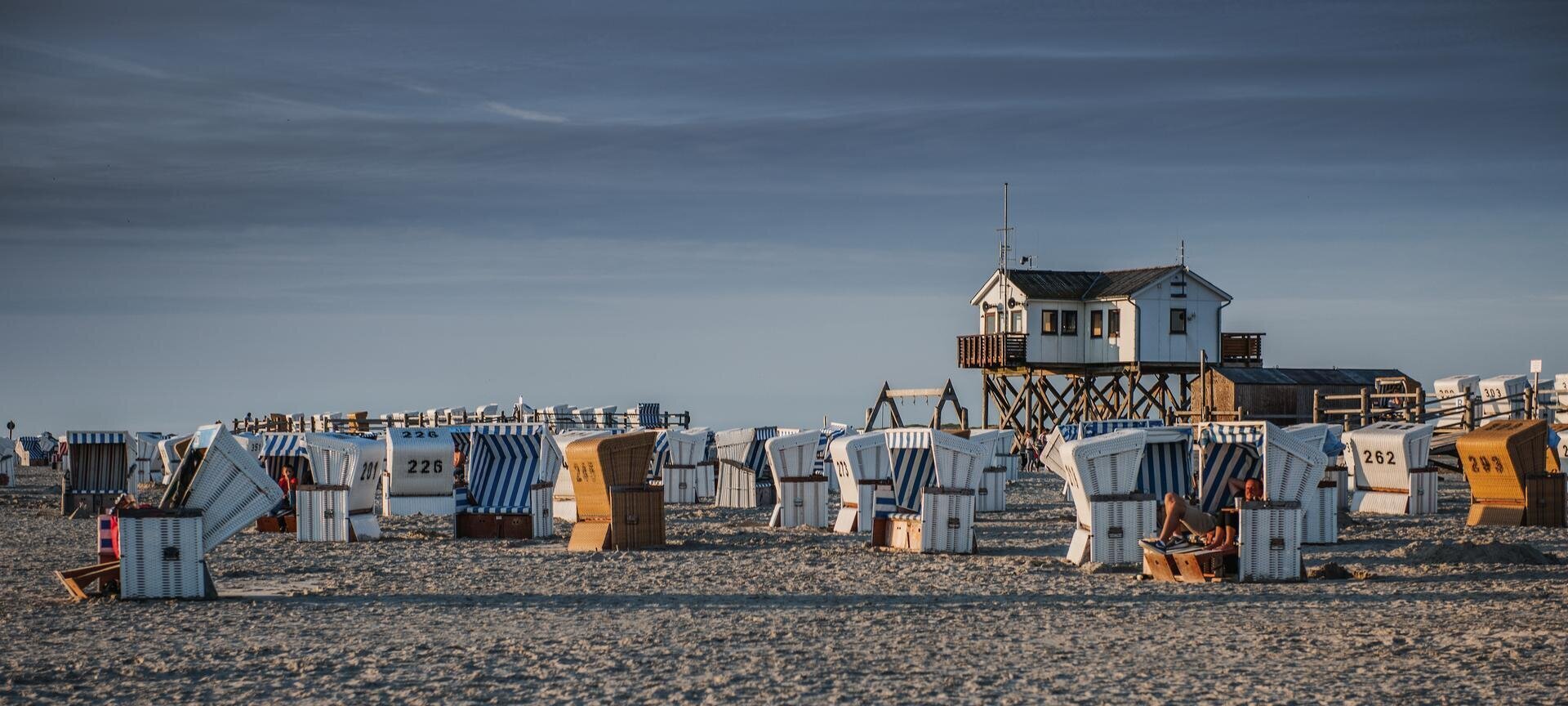 Strandkörbe am Strand im Ortsteil Bad