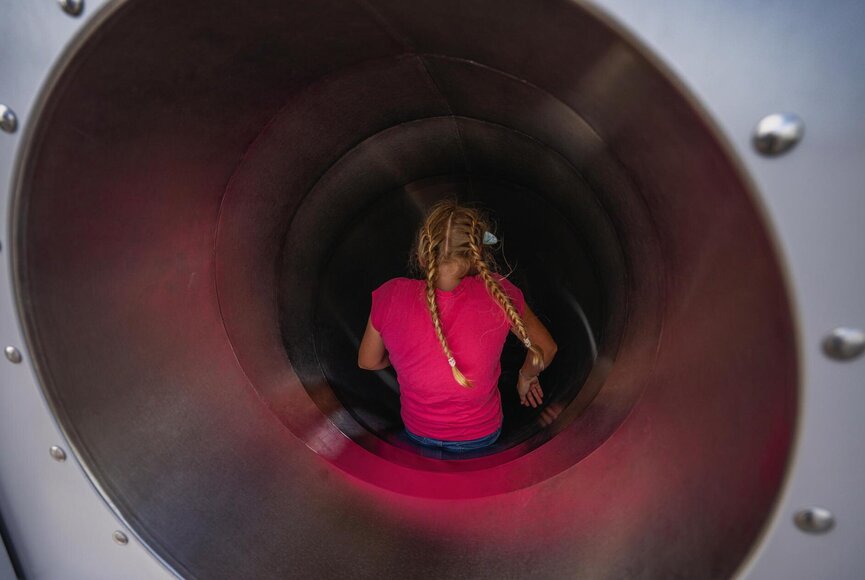 Mädchen in der Rutsche