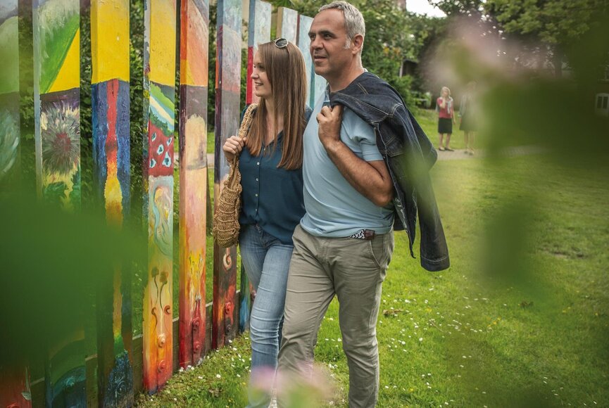 Paar schaut sich Kunstwerk im Stadtpark an