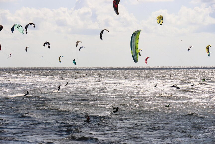 viele Kitesurfer auf dem Wasser während den Kitesurf Masters in SPO