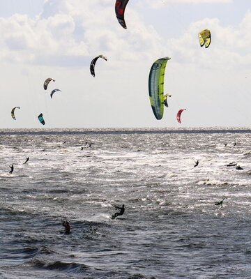 Kitesurfer bei den Kitesurf Masters am Ordinger Strand