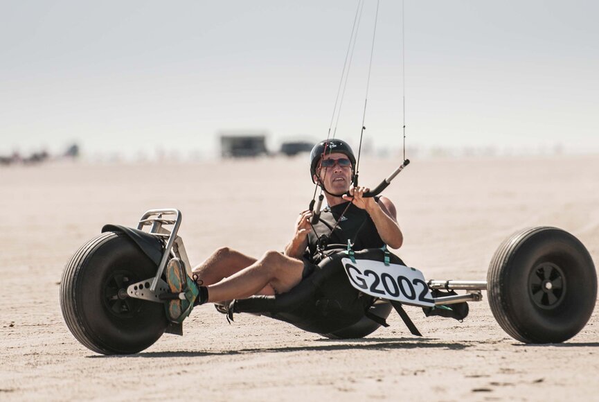 Kitebuggy-Fahrer beim Lenken