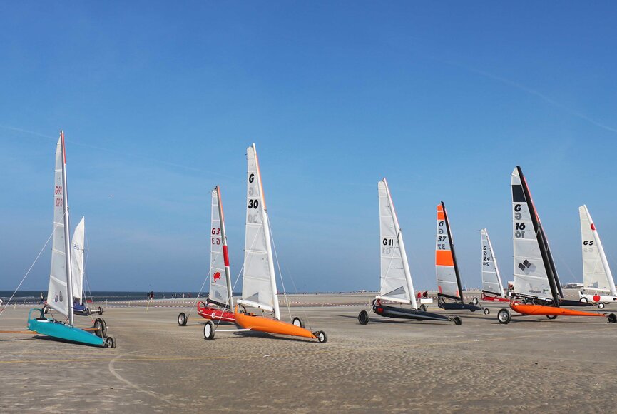 Strandsegler aufgereiht am Strand
