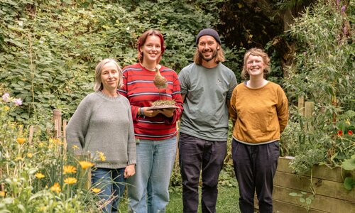 Anne, Finn und Marija und Simone beim NABU