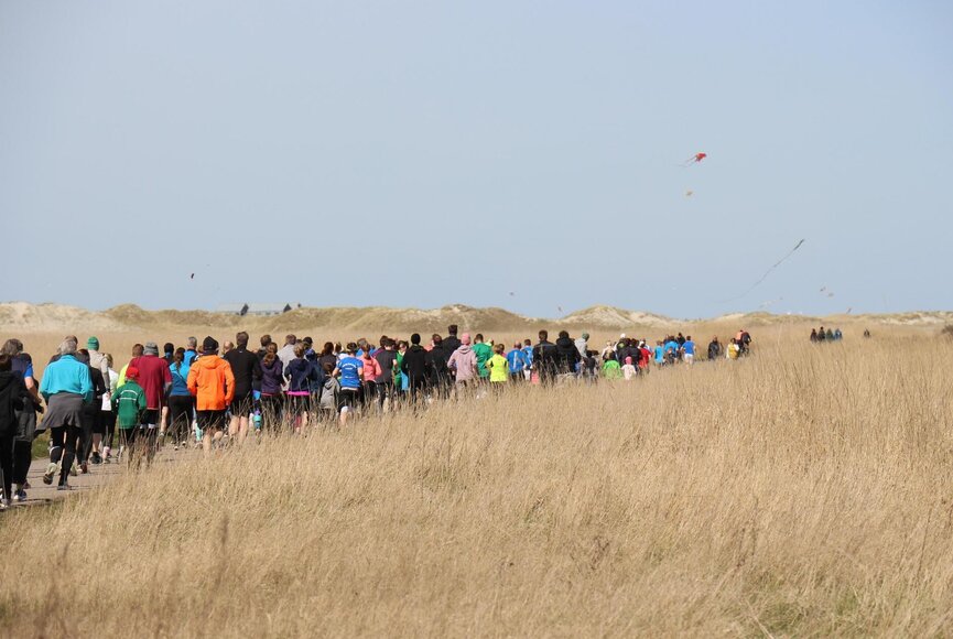 Läufer auf dem Hitzlöperweg kurz nach dem Start des Osterlaufs
