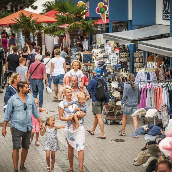 Familie beim Bummeln im Ortsteil Bad