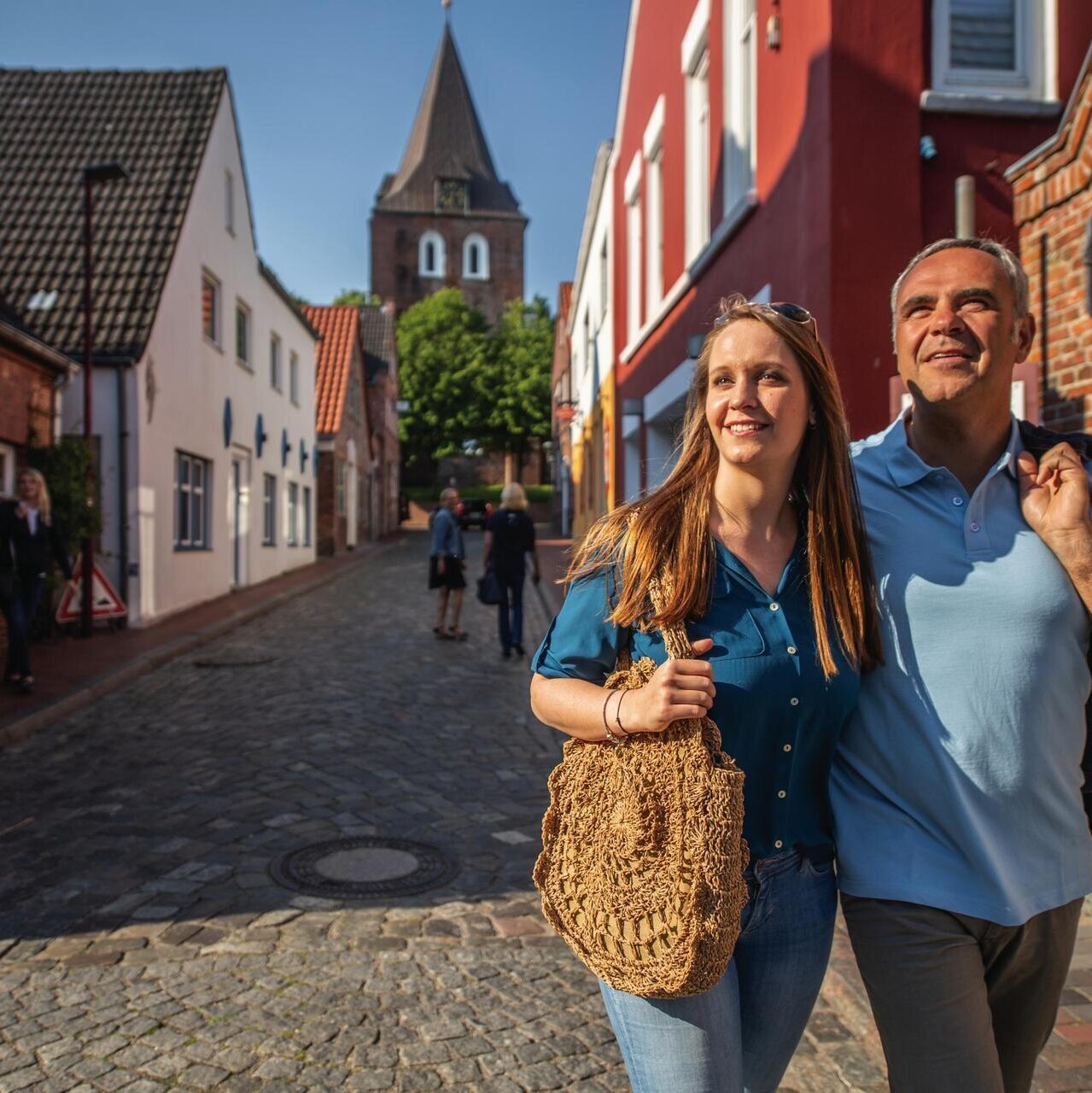 Paar spaziert Arm in Arm durch die Altstadt