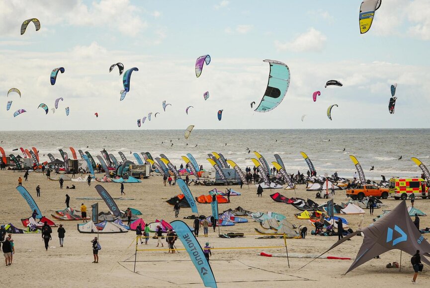 Eventfläche an der Wasserkante mit unzähligen Kites im Wasser