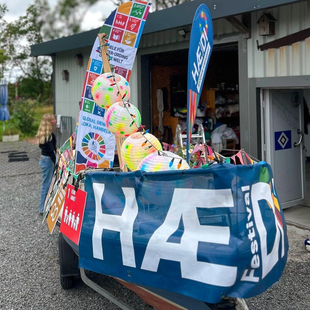 Geschmücktes HÆDI Boot von vorne