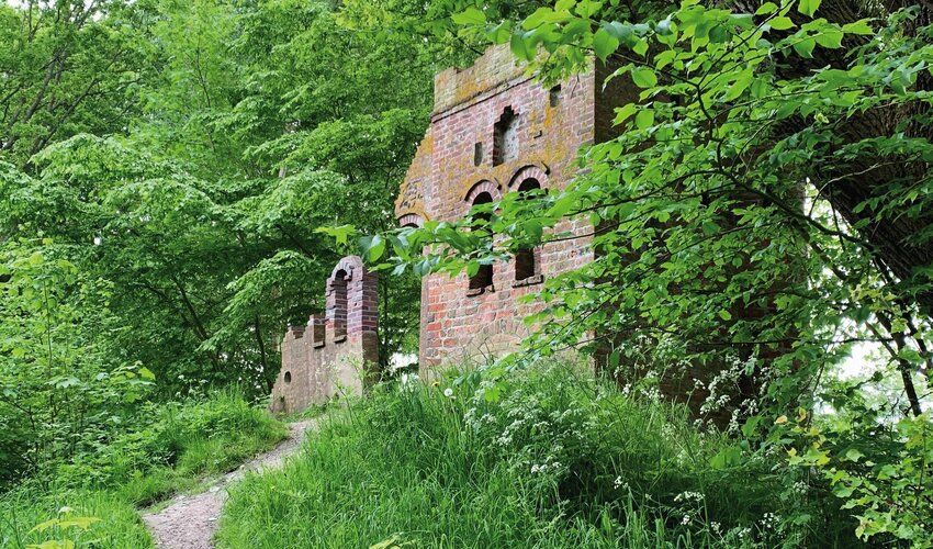 romantische Burgruine am südlichen Parkrand