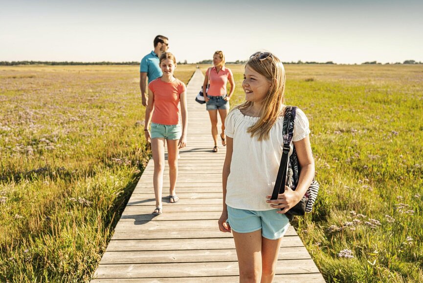 Familienspaziergang auf dem Steg