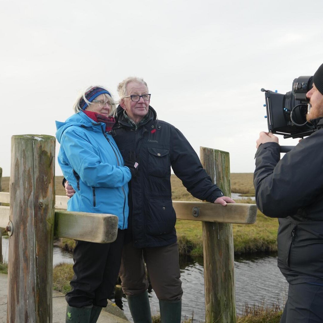 Pärchen auf einer Brücke 