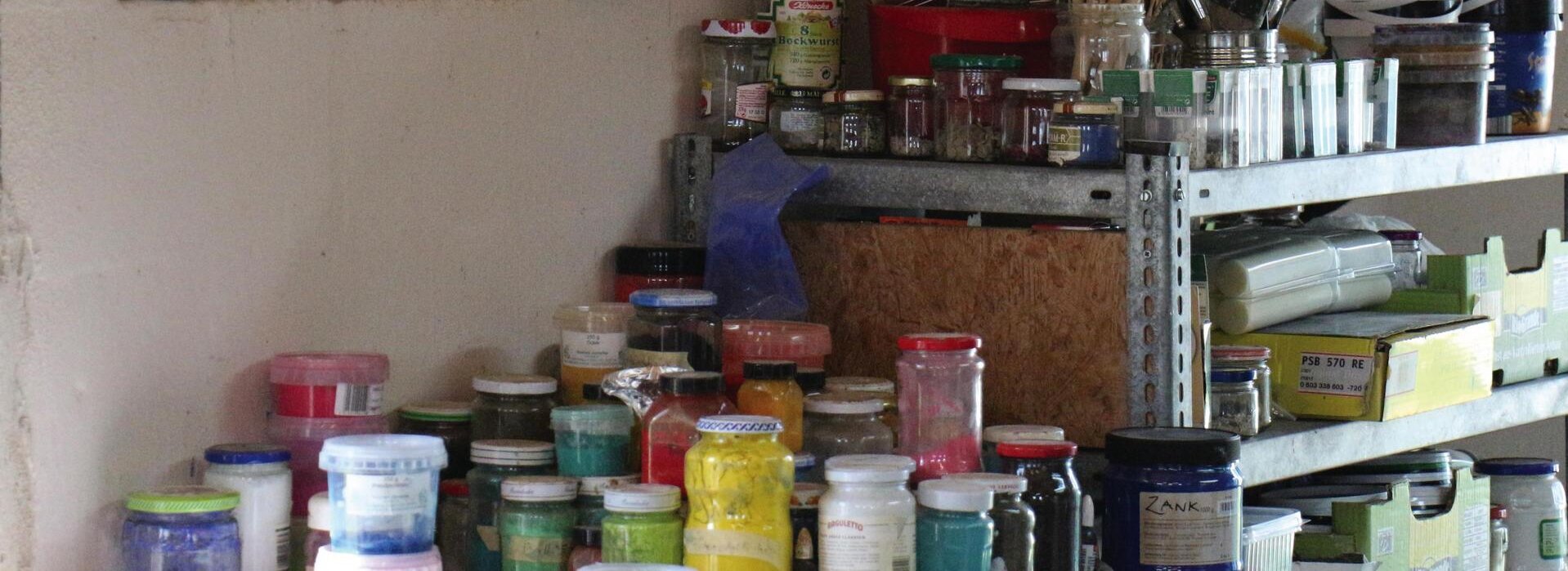 Farbe von einem Künstler oder Künstlerin auf Schreibtisch