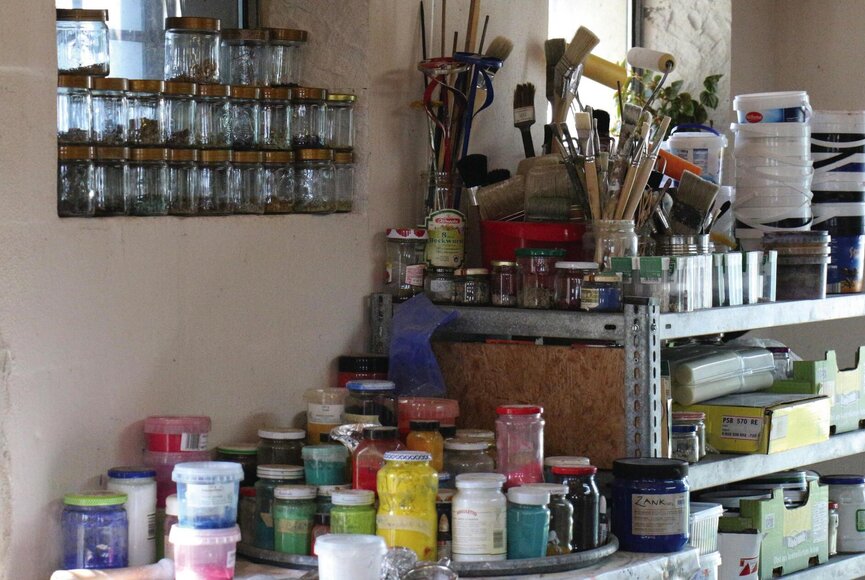 Blick auf Utensilien eines Ateliers