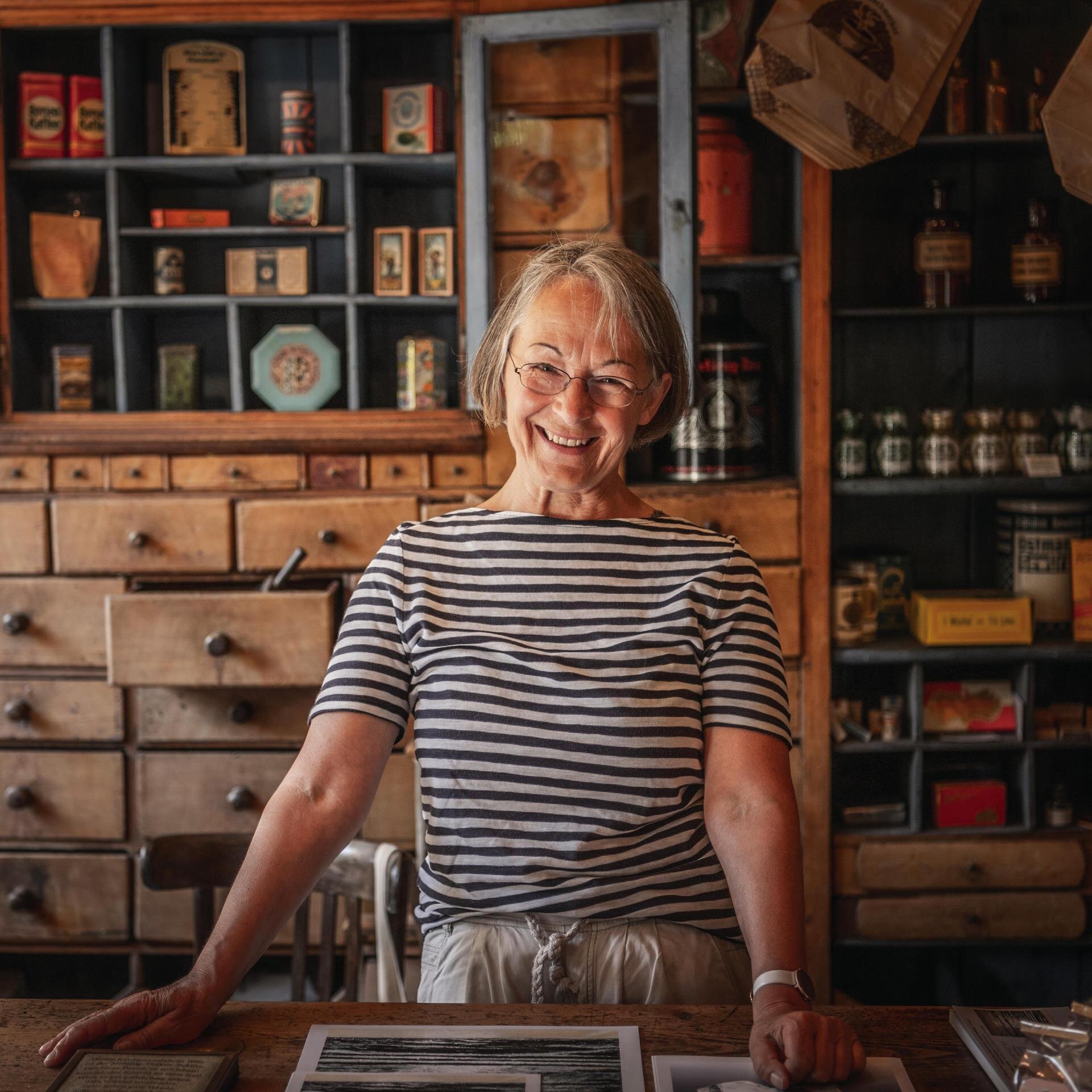 sympathische Mitarbeiterin des historischen Kaufmannsladens Haus Peters