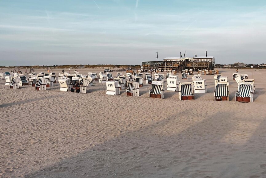 Strandkörbe mit dem Pfahlbaurestaurant Arche Noah im Hintergrund