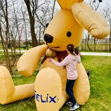 Großer Plüsch-Hase mit einer Person